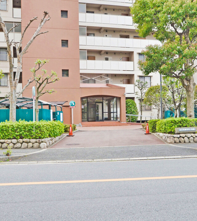 東茨木ハイタウン白川高層住宅１号棟(アプローチ)