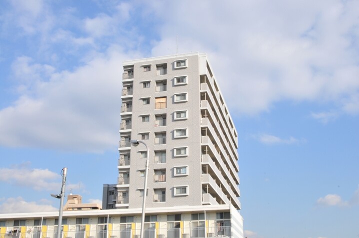 エスリード鴻池新田駅前
