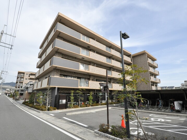 パデシオン桃山南口駅前
