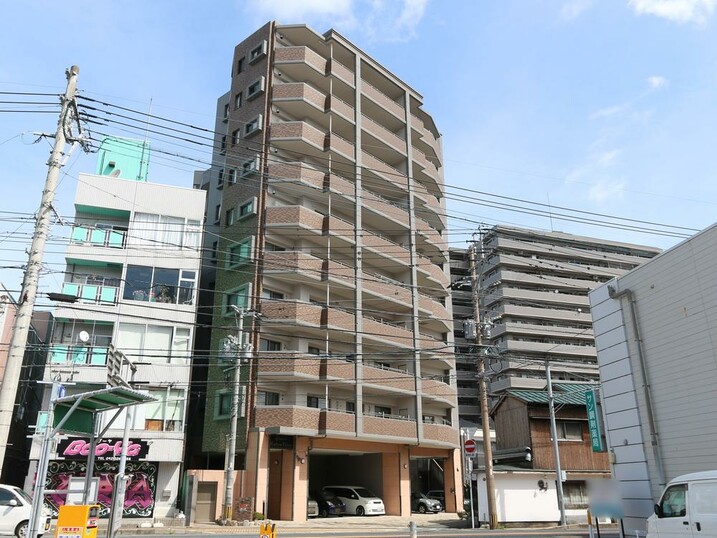 クィーンズ前原駅前