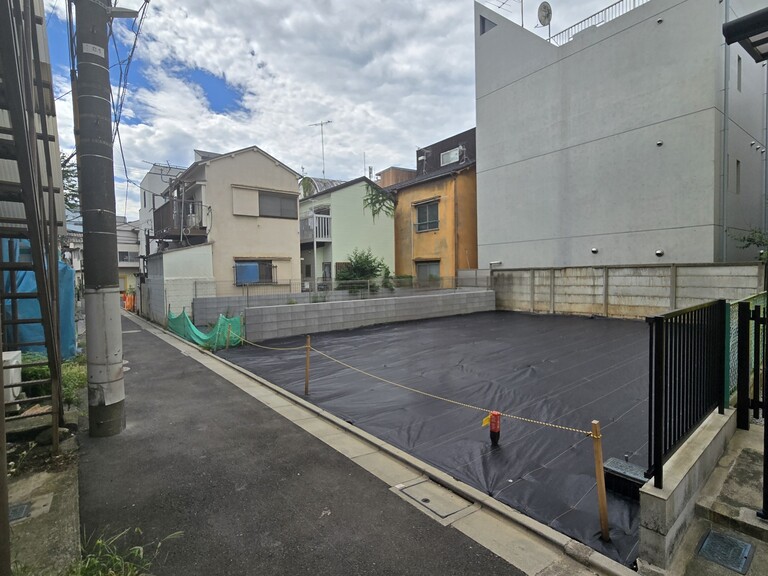 東京都渋谷区神宮前２丁目(対象地及び南西側に向かう前面道路)