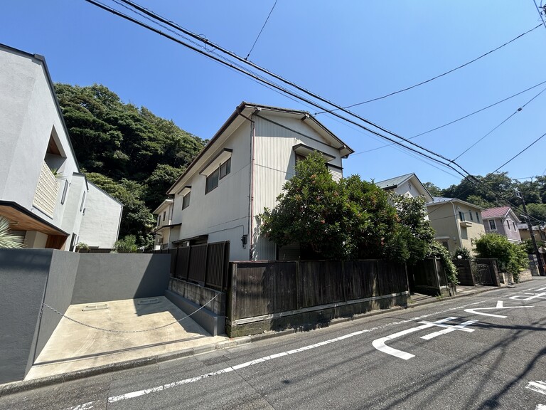 神奈川県鎌倉市長谷５丁目(北側は隣地のカースペースとなっているため、建物との距離が確保されており、開放感があります。（現況引渡）)