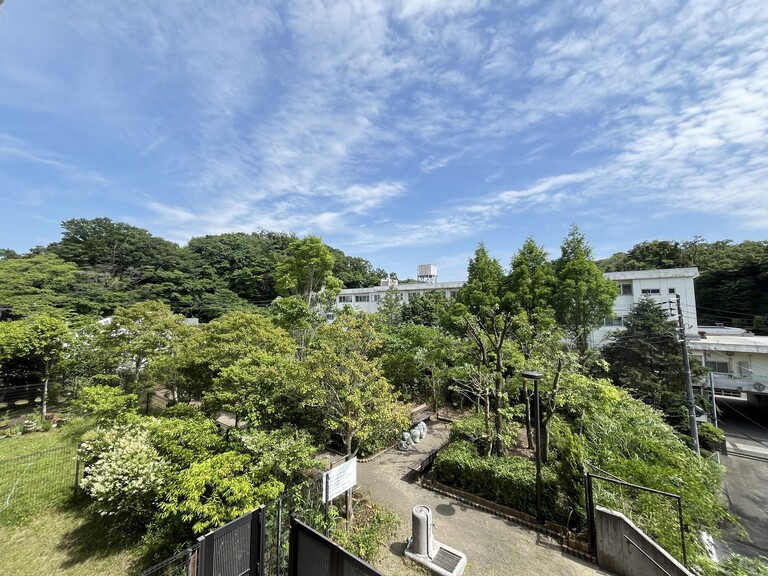 コスモ鎌倉台パークヒルズ(南向きバルコニーからの眺望、道路向かいには山崎小学校がございます。)