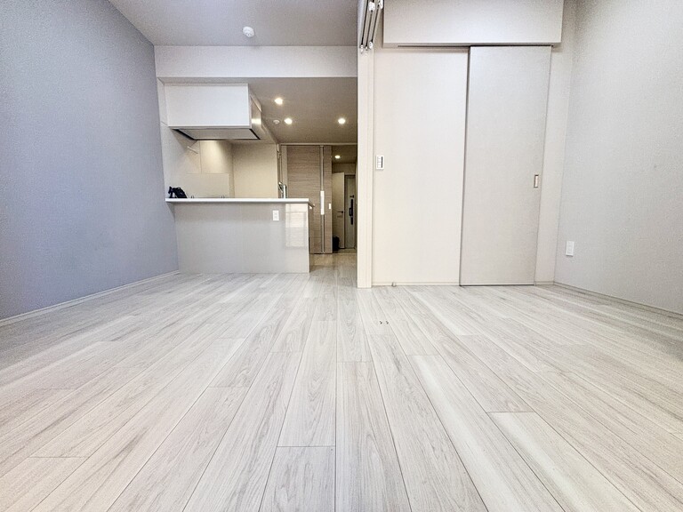 ソルティア新横浜(約８．５畳のLDKと隣接する約３．７畳の洋室　白を基調としており、明るく清潔感のある印象です。)