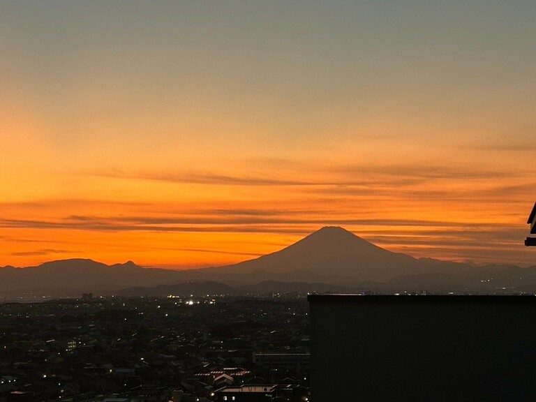 神奈川県藤沢市片瀬山１丁目(ルーフバルコニーからの夕焼けの富士山がご覧になれます。)