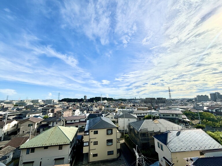 日吉サンハイツ(南側バルコニーからの眺望　周囲は低層エリアの為、陽当り眺望良好です♪)