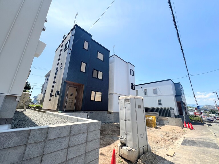 北海道札幌市豊平区西岡二条２丁目(1号棟は左側の黒い建物です。建物の前面に2台分のカースペースがございます。2024年6月8日現在)