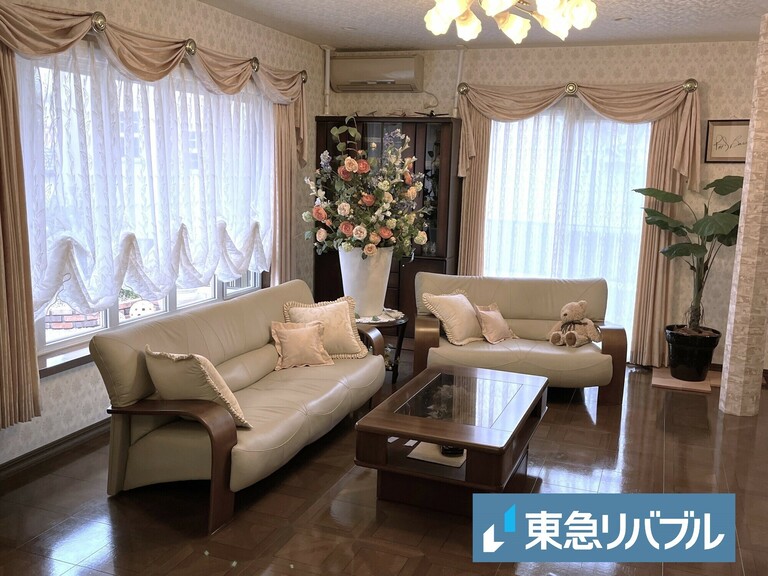 兵庫県宝塚市仁川高丸２丁目(光沢のあるフローリングを使用 家具等は販売対象に含まれません。)