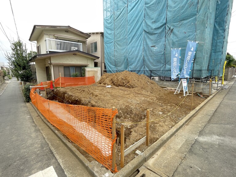 埼玉県さいたま市浦和区岸町３丁目(現地　セットバック部分含む西側擁壁建設中)