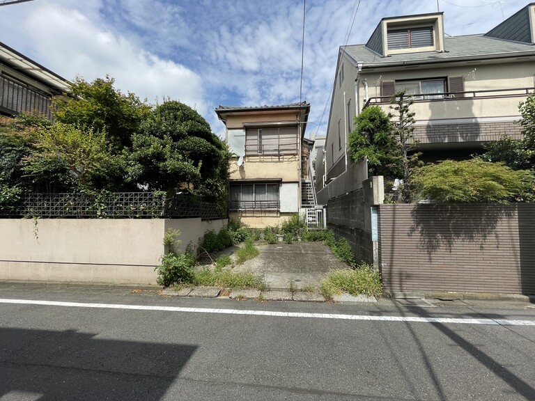 東京都世田谷区代田２丁目(現地写真です。隣地の塀の一部までが対象地です。)