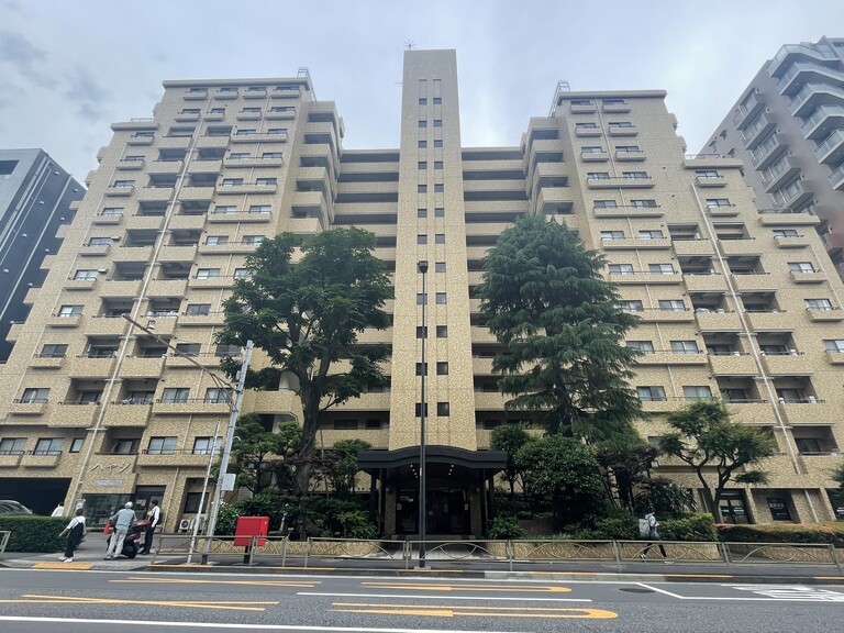 マンション小石川台１４階(ベージュ系のタイルが目を引く柔らかい印象のマンションです。)