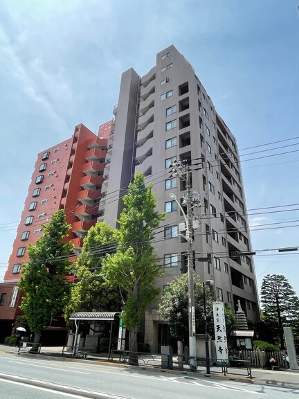 ナイスステージ本駒込六義園(建物外観です。2000年10月築のマンションです。お部屋は本郷通りの反対側になります。)