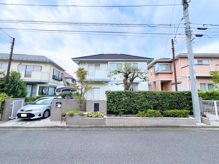 神奈川県横浜市青葉区若草台(南向き、道路との高低差はございません。)