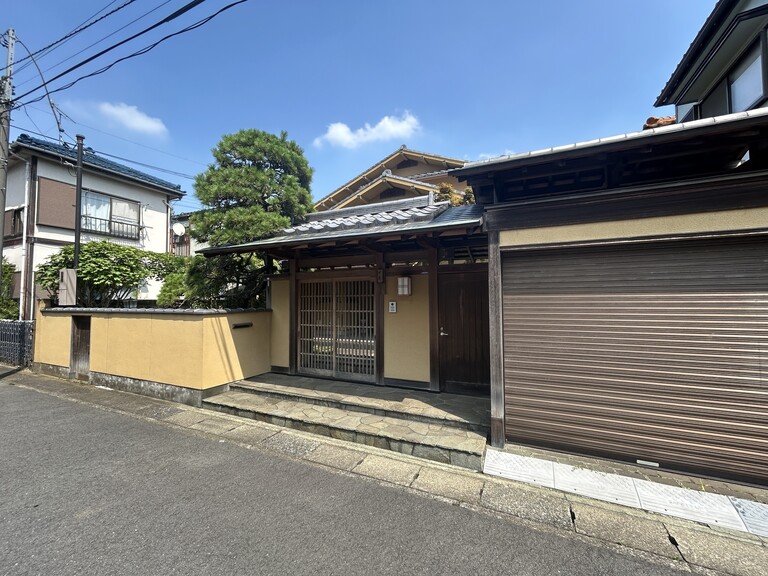 神奈川県川崎市多摩区登戸(【外観】ゆとりのある道路に面した建物で、緑もあり存在感のある建物です。)