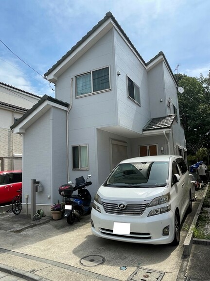 神奈川県川崎市高津区久末(外観写真。車２台駐車可能です。（車種による）)