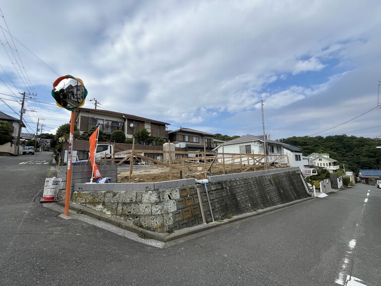 神奈川県横浜市金沢区釜利谷東３丁目(閑静な住宅街の角地に位置しています 2024年6月29日)