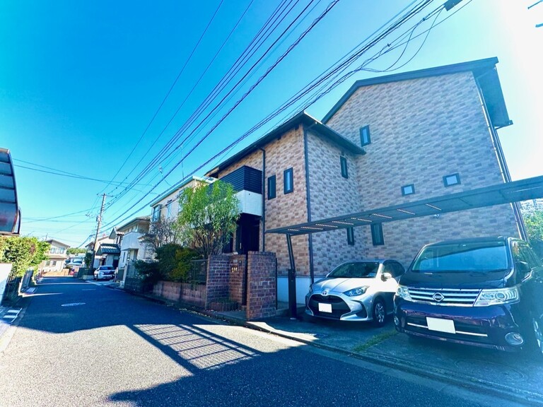 神奈川県横浜市瀬谷区東野(瀬谷区東野　旧分譲地にあり街並みのきれいなエリアです。周辺は高低差がなく平坦です。カースペースは2台ございます。)