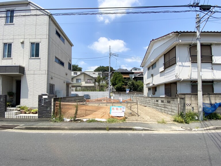 神奈川県横浜市鶴見区馬場２丁目(前面道路には歩道があるためお子様がいても安心です。 2024年8月3日)