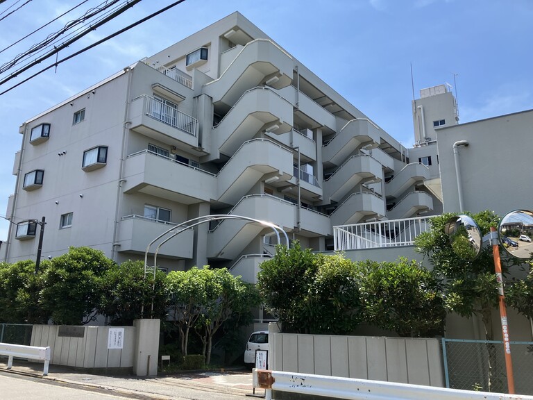 鶴ケ峰ダイヤモンドマンション(建物の外観です。敷地入口にゲートのある、全94戸の大規模マンションです。)