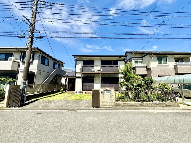 神奈川県横浜市栄区尾月(前面道路と高低差のない整形地です。（更地引渡）)