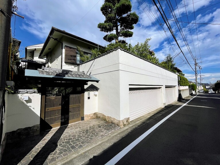 神奈川県横浜市都筑区すみれが丘(建物外観（地下車庫4台駐車可能です）※車種やサイズによる)