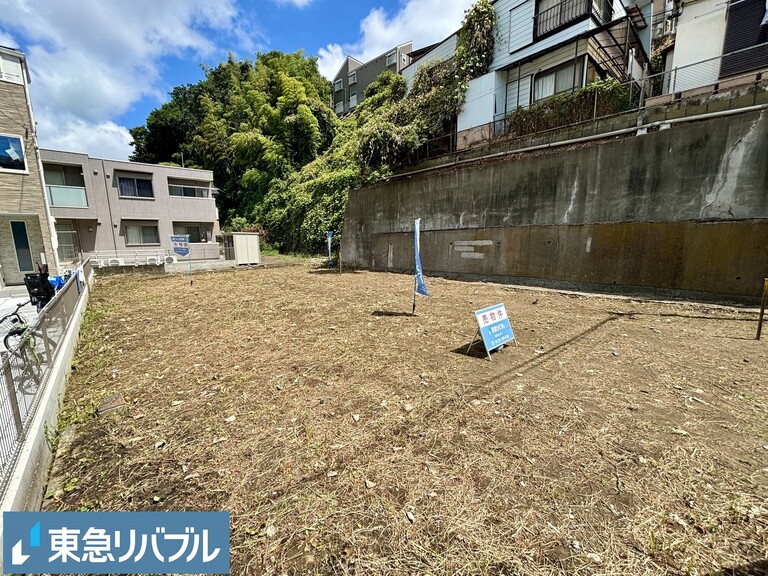 日吉本町３丁目～建築条件なし３区画～　Ｂ区画(～建築条件なし・東側は隣地路地上部分の為、開放感があります～・現況更地の為、解体費用を削減できます・南東側前面道路に面する為、陽当たり良好)