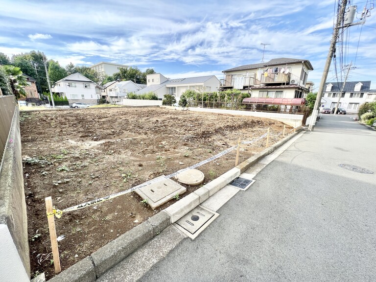 区画の整った閑静な住宅街に佇む整形地（更地）　-霧が丘４丁目　2区画-　霧が丘4丁目　A区画(東道路幅員6.0mかつ西側は月極駐車場となっておりますので一日を通して明るい印象です♪)