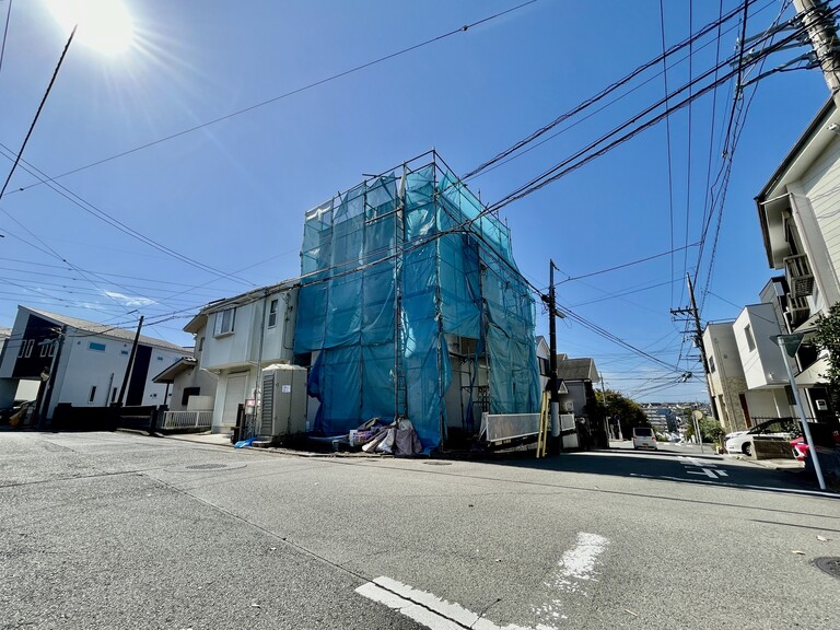 神奈川県横浜市保土ケ谷区川島町(道路も広く、角地の物件のため、開放的です 2024年10月21日)