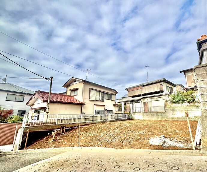 神奈川県横浜市瀬谷区瀬谷２丁目(周辺は第一種低層住居専用地域のため２階建ての戸建てが建ち並ぶ閑静な住宅地)