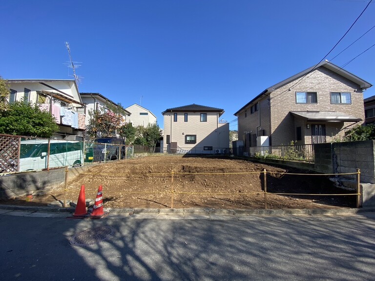 神奈川県横浜市緑区東本郷３丁目(全面道路からの写真でございます。現況更地。)