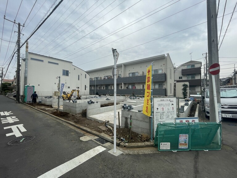 ■スカイバルコニーのある住居／横浜市港北区高田東1丁目／新築戸建全３棟■　１号棟(【現地撮影】２０２４年１１月撮影。１号棟（左奥側） 家具等は販売対象に含まれません。)