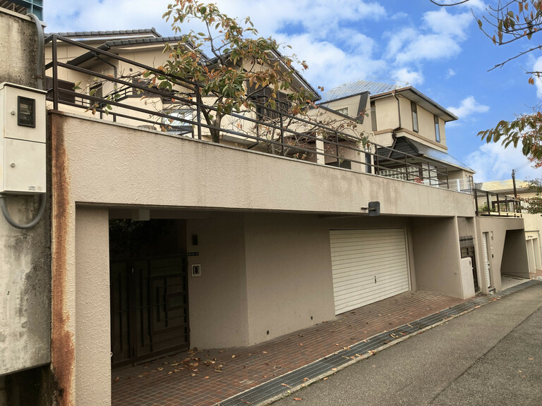兵庫県宝塚市寿楽荘(外観写真です　堀込車庫は駐車2台可能です)