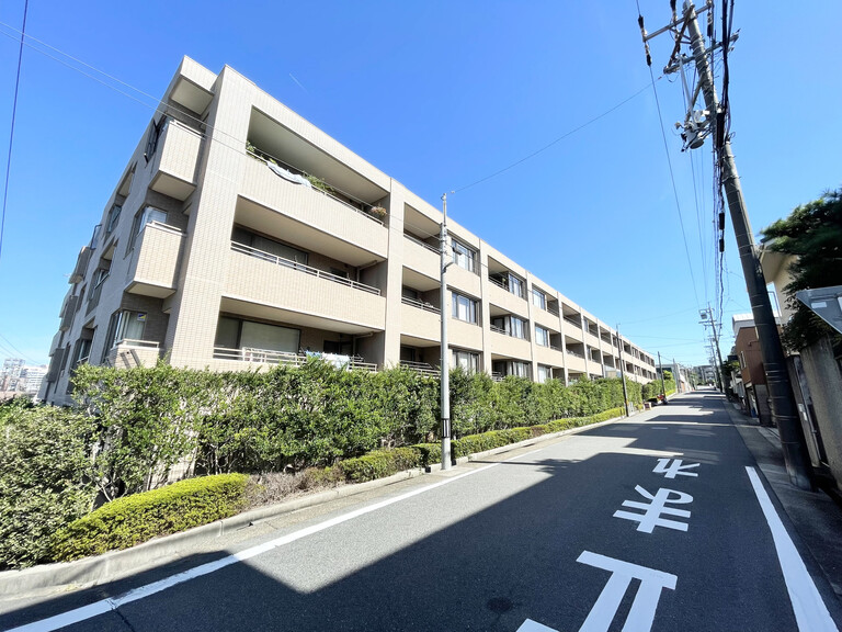 パーク・ホームズ鹿子町(外観写真　高台の閑静な住宅街に立地しています)