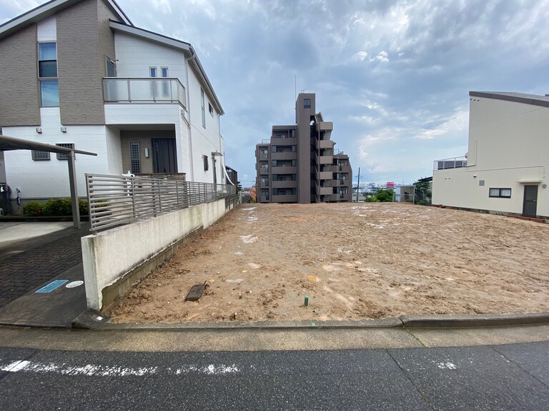 愛知県岡崎市明大寺町字道城ケ入(B区画道路からは高低差はありません。南側部分に傾斜地があります。)