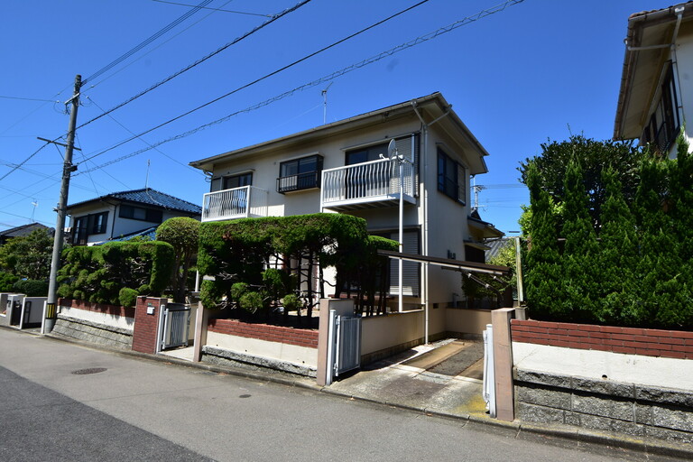 福岡県福津市光陽台１丁目(古家付きです。現在は駐車スペース縦列２台分ございます。)