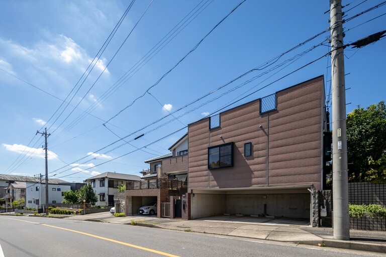 愛知県尾張旭市桜ケ丘町２丁目(・屋上と地下駐車場（三台分）の１LDKタイプの建物が手前にあります・前面は幅員１２．０ｍと広めの道路になってます)