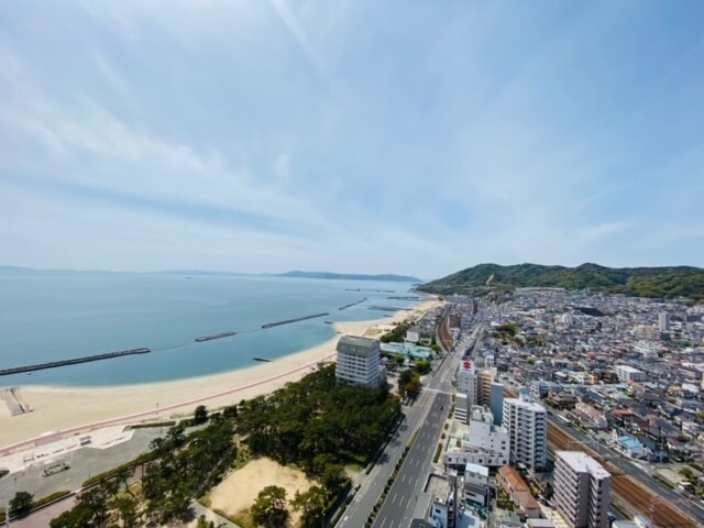 須磨コーストタワー(32階のため須磨海岸・明石海峡大橋を一望できます。)