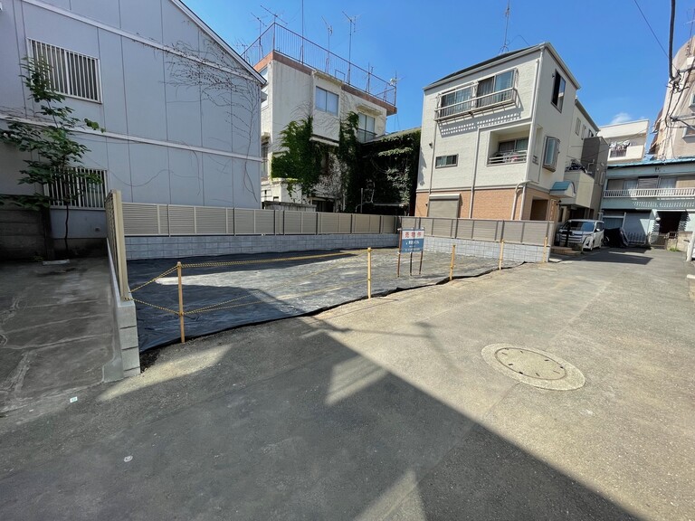 東京都豊島区駒込６丁目(現地です。現況は更地になっています。敷地内にブロック塀およびルーバーフェンスを新規設置済です。)