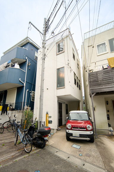 神奈川県鎌倉市材木座５丁目(2009年築の3階建て中古戸建～海岸までも徒歩4分ほどで行くことができます～)