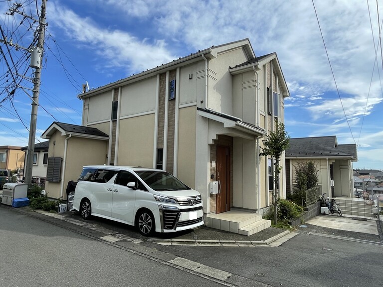 神奈川県川崎市宮前区神木２丁目(外観　※北・西の角地のため、解放感がございます。　南側隣地がひな壇となっており、日照良好です。 家具等は販売対象に含まれません。)