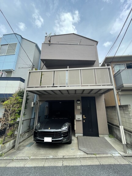 東京都世田谷区等々力７丁目(南道路に面した一戸建てとなります。2階リビングの前面には、リビングの延長として用いることができるバルコニーがあります。 家具等は販売対象に含まれません。)