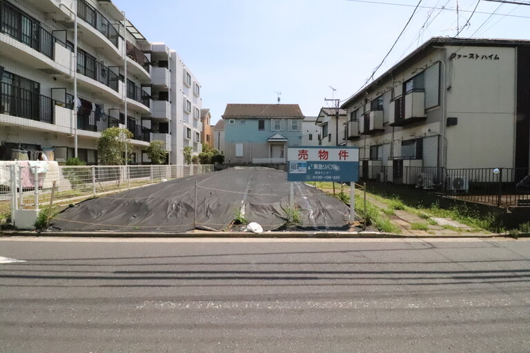 神奈川県横浜市港北区綱島西２丁目(現地写真※販売対象は道路から向かって右手前側からの旗竿地です※土部分は販売対象地ではありません)