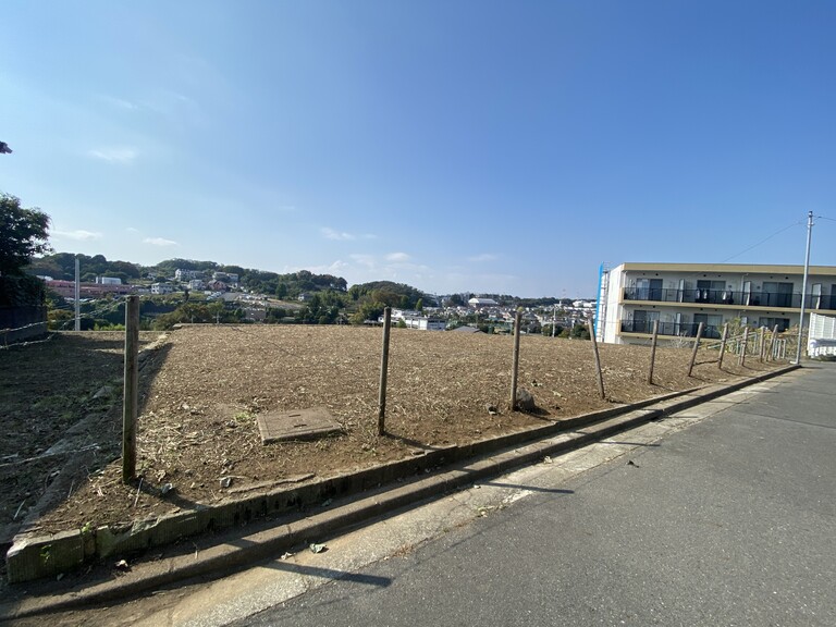 神奈川県川崎市麻生区栗平１丁目(《敷地外観》前面道路約6.00ｍ道路との高低差はございません。)