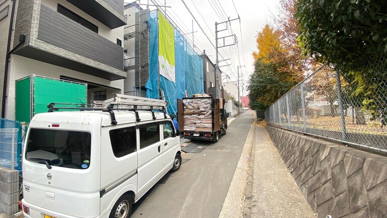 神奈川県横浜市西区西戸部町２丁目(ブルーシートが掛かっている左側が2号棟です。)