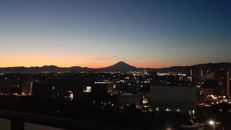 ノブレス湘南藤沢センタースクエア(夕暮れの富士山は幻想的なシルエットを演出してくれます)
