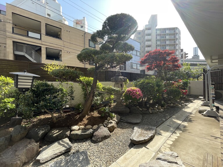 コーシン王子マンション(日本庭園をイメージした非日常的な空間です)
