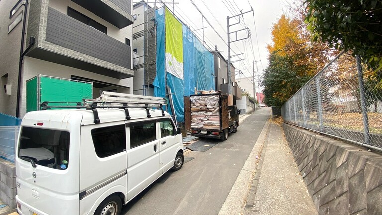 神奈川県横浜市西区西戸部町２丁目(左側の建物が3号棟です。)