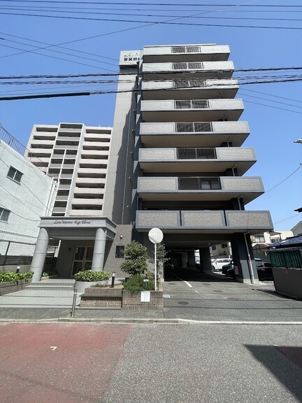 ロワールマンション古賀駅前(現地外観写真　1999年1月築・ペット飼育可能(管理規約等による制限あり)のマンションです。)