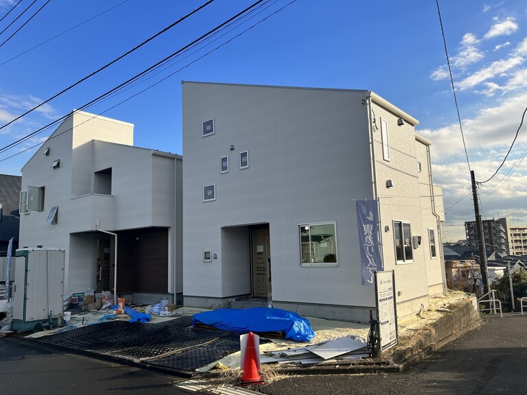 東京都町田市小山町(外装工事が完了し、足場が外れました。対象不動産は写真右側の№2です。白を基調とした清潔感のある雰囲気です。)