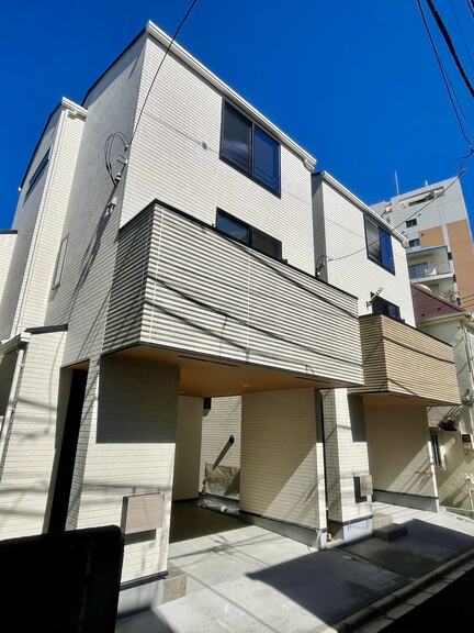 東京都中野区中央５丁目(外観（A号棟：写真左側）完成しているため即入居可能です。)
